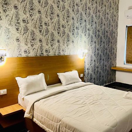 Hotel B P Emerald Mathura Luaran gambar