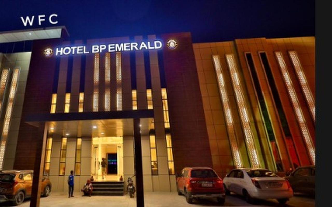 Hotel B P Emerald Mathura Luaran gambar