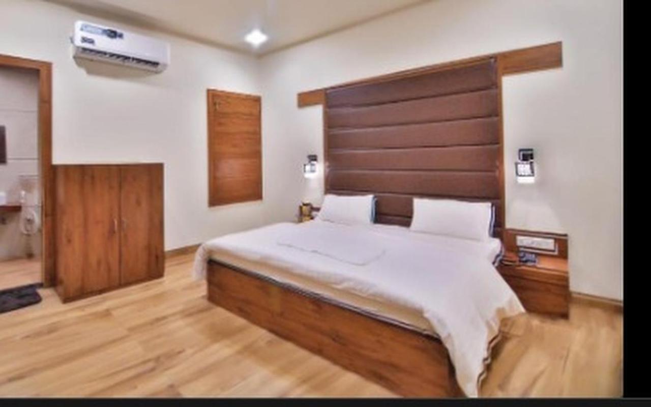 Hotel B P Emerald Mathura Luaran gambar
