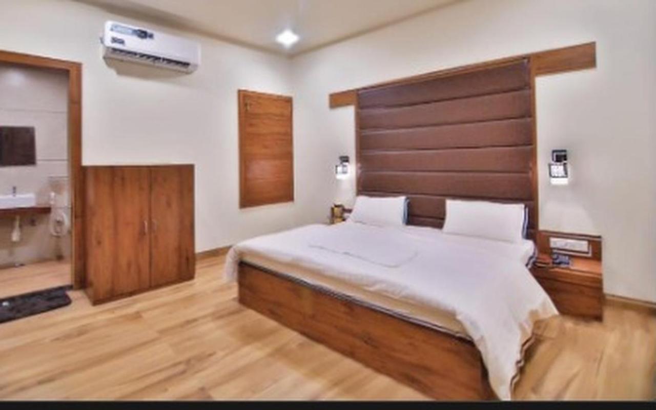Hotel B P Emerald Mathura Luaran gambar