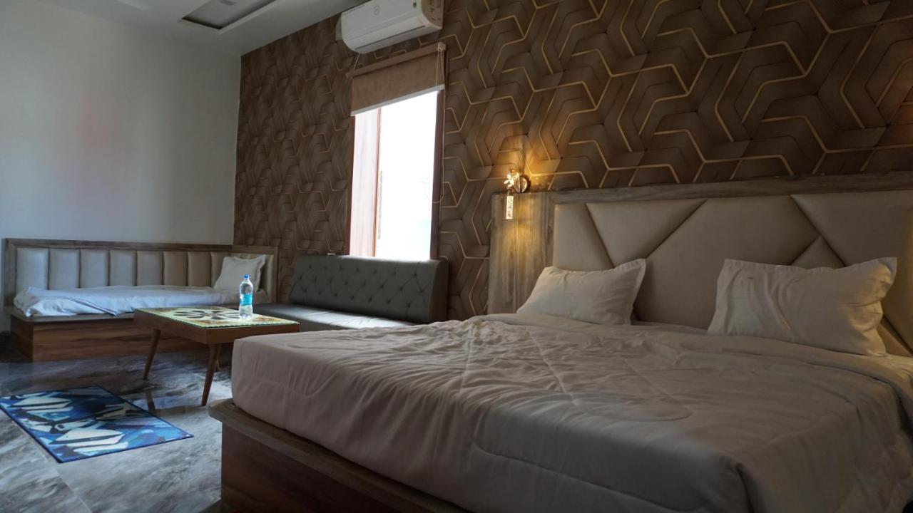Hotel B P Emerald Mathura Luaran gambar