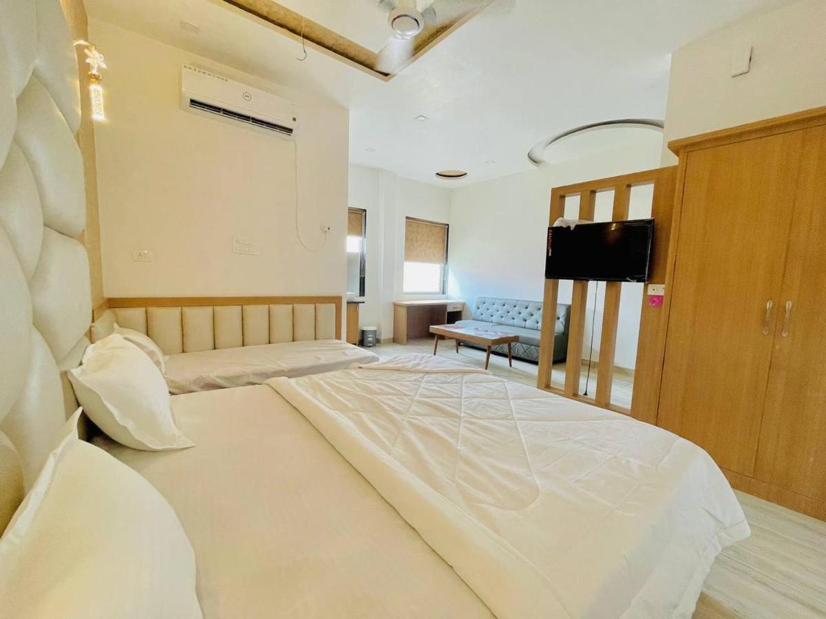 Hotel B P Emerald Mathura Luaran gambar