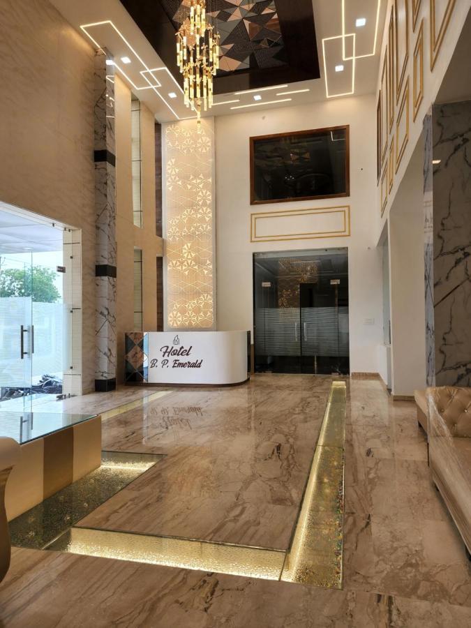 Hotel B P Emerald Mathura Luaran gambar