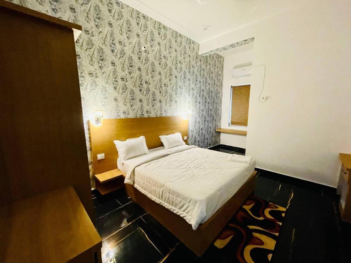 Hotel B P Emerald Mathura Luaran gambar