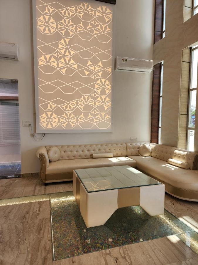 Hotel B P Emerald Mathura Luaran gambar