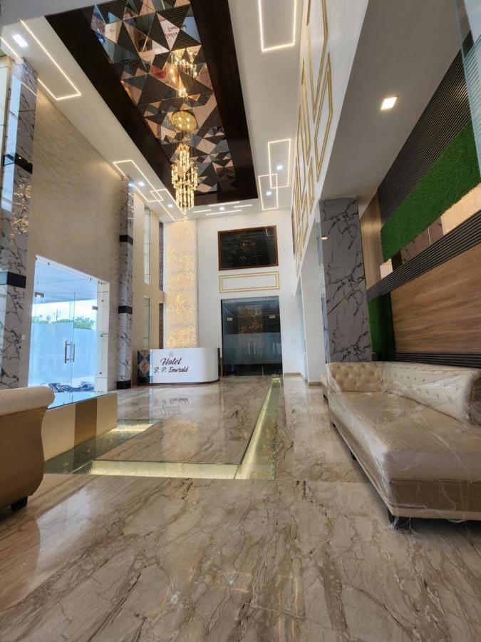 Hotel B P Emerald Mathura Luaran gambar