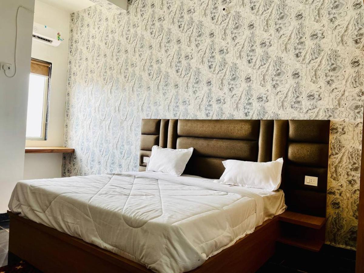 Hotel B P Emerald Mathura Luaran gambar