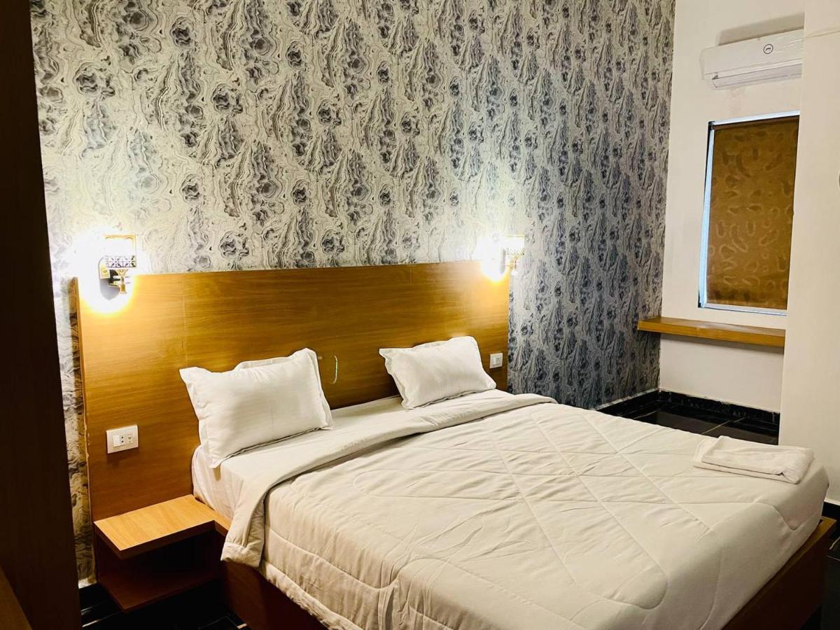 Hotel B P Emerald Mathura Luaran gambar